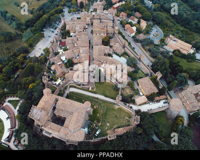 Vue aérienne du château de Gradara, la forteresse des Malatesta où les amants Paolo et Francesca est mort Banque D'Images