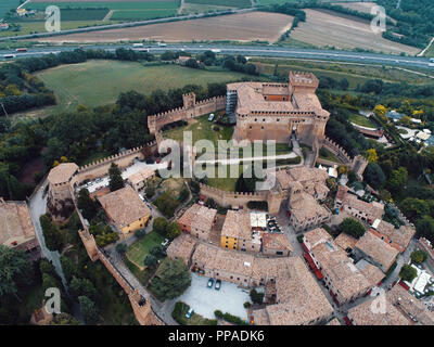 Vue aérienne du château de Gradara, la forteresse des Malatesta où les amants Paolo et Francesca est mort Banque D'Images