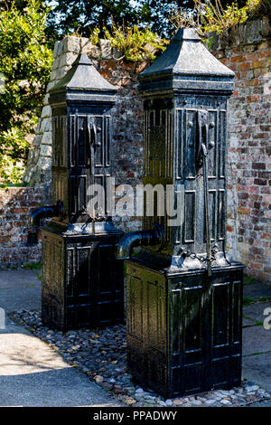Deux infirmières de l'eau pompes à main, château de Beaumaris Anglesey Pays de Galles Banque D'Images