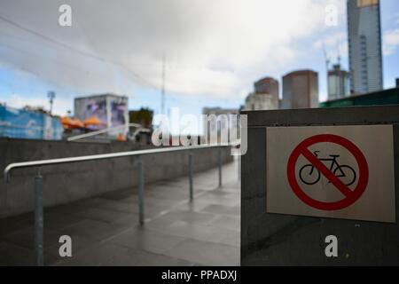 Pas de la bicyclette en regard de la voie, Melbourne, VIC, Australie Banque D'Images