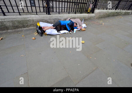 Sans-abri dormir avec son chien dans la rue dans le centre de Londres, Angleterre, Royaume-Uni. Banque D'Images