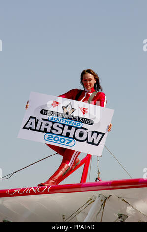 Sarah Tanner, wingwalker avec Aerosuperbatics team Guinot wingwalking sur avion Boeing Stearman parrainé la promotion de l'Airshow de Southend Banque D'Images