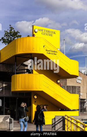 Vol extérieur coloré des escaliers au Southbank Center, South Bank, Londres, Angleterre, Royaume-Uni. Banque D'Images