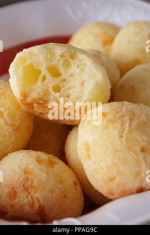 Close-up of a mordu brésilien maison pain au fromage (également connu sous le nom de Pão de Queijo) dans le panier. Focus sélectif. Banque D'Images