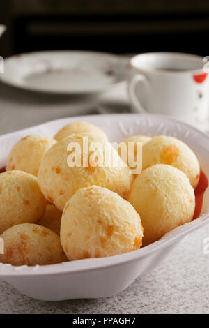 Un simple petit-déjeuner brésilien, avec café et pain au fromage (également connu sous le nom de Pão de Queijo) ; copie de l'espace pour texte, selective focus. Banque D'Images