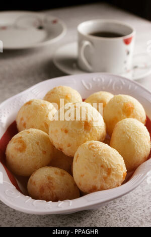 Un simple petit-déjeuner brésilien, avec café et pain au fromage (également connu sous le nom de Pão de Queijo) ; copie de l'espace pour texte, selective focus. Banque D'Images