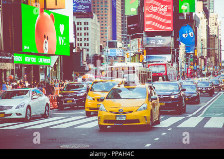 NEW YORK - 2 septembre 2018 : taxi jaune vitesse dans Times Square l'intersection de touristiques et du commerce et de l'art du néon est un établissement emblématique de la rue Banque D'Images