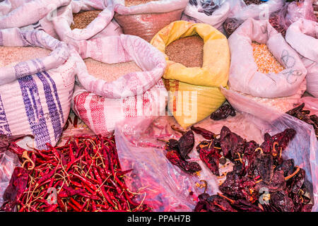 Les céréales en sacs et piment rouge dans un marché mexicain Banque D'Images