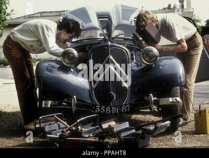 Deux passionnés travaillant sur un 1950 Citroen Traction Avant en France 1984 Banque D'Images