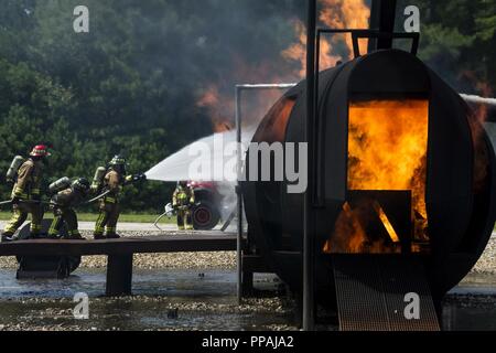 Une équipe de pompiers citoyen réserve répondre à une simulation d'incendie d'aéronefs au cours de Patriot Warrior à Dobbins Air Reserve Base, la Géorgie, le 15 août 2018. Réserver avec les aviateurs citoyen 746e Escadron de génie civil de Joint Base Lewis-McChord, Washington, 514e CES, Joint Base McGuire-Dix-Lakehurst, New Jersey et 624th CES, Joint Base Harbor-Hickam Pearl, Mississippi, formés ensemble comme une seule équipe. L'exercice guerrier patriote prend en charge l'orientation de la réserve de la Force aérienne et les principes généraux de la préservation, de la construction et de l'élaboration d'un prêt au combat, rentable, durable et expérience professi Banque D'Images