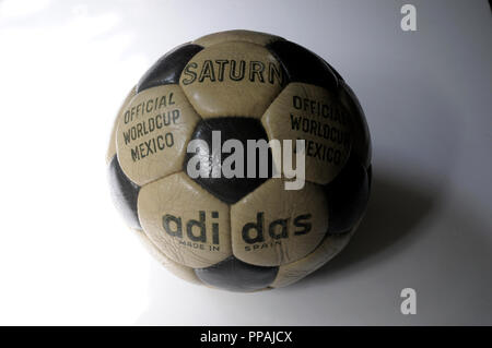LVintage, cuir ballon de soccer, Adidas, fabriqué en Espagne, SATURNE, Mexique, FOOTBALL Worldcup officiel ballon, pelote basque de futbol Banque D'Images