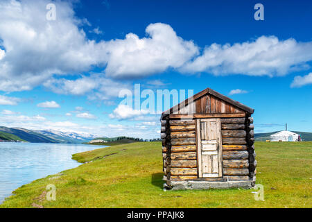 Petite hutte et d'un engrenage au lac Khövsgöl shore, Khatgal, Mongolie Banque D'Images