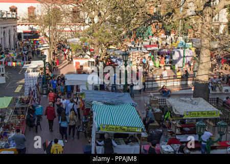 Foule de gens le dimanche sur la Plaza Dorrego en occasion de la foire de San Telmo l'antiquité. Buenos Aires, Argentine. Banque D'Images