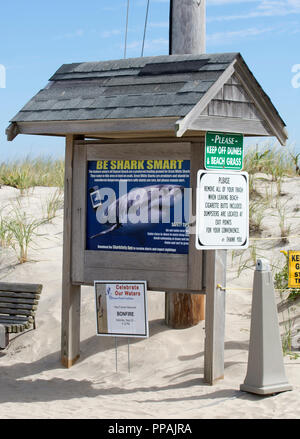 Un kiosque d'information à Nauset Beach à Orléans, au Massachusetts, à Cape Cod, USA Banque D'Images