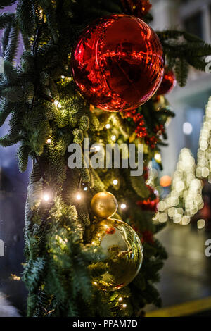 Photo de sapin décoré avec des boules rouges et or Banque D'Images