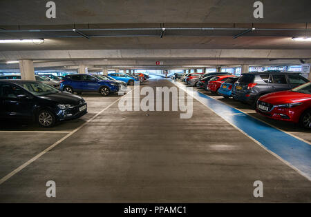 Sous terre plusieurs étages avec garage / parking voitures garées des deux côtés. Banque D'Images