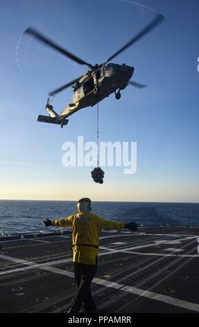 Océan (Aug. 29, 2018) Maître de Manœuvre 3 Classe Jauregui Gerardo, de Panorama City, en Californie, diriger un hélicoptère MH-60S dans le poste de pilotage à bord du croiseur lance-missiles USS Vella Gulf (CG 72). Vella Gulf est actuellement en cours d'essais en mer dans l'océan Atlantique. Banque D'Images