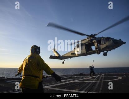 Océan (Aug. 29, 2018) Maître de Manœuvre 3 Classe Jauregui Gerardo, de Panorama City, en Californie, diriger un hélicoptère MH-60S dans le poste de pilotage à bord du croiseur lance-missiles USS Vella Gulf (CG 72). Vella Gulf est actuellement en cours d'essais en mer dans l'océan Atlantique. Banque D'Images