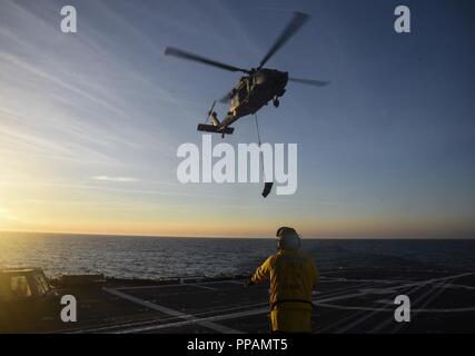 Océan (Aug. 29, 2018) Maître de Manœuvre 3 Classe Jauregui Gerardo, de Panorama City, en Californie, diriger un hélicoptère MH-60S dans le poste de pilotage à bord du croiseur lance-missiles USS Vella Gulf (CG 72). Vella Gulf est actuellement en cours d'essais en mer dans l'océan Atlantique. Banque D'Images