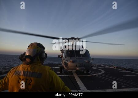 Océan (Aug. 29, 2018) Maître de Manœuvre 3 Classe Jauregui Gerardo, de Panorama City, en Californie, diriger un hélicoptère MH-60S dans le poste de pilotage à bord du croiseur lance-missiles USS Vella Gulf (CG 72). Vella Gulf est actuellement en cours d'essais en mer dans l'océan Atlantique. Banque D'Images