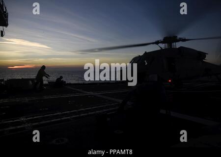 Océan (Aug. 29, 2018) Maître de Manœuvre 3 Classe Jauregui Gerardo, de Panorama City, en Californie, diriger un hélicoptère MH-60S dans le poste de pilotage à bord du croiseur lance-missiles USS Vella Gulf (CG 72). Vella Gulf est actuellement en cours d'essais en mer dans l'océan Atlantique. Banque D'Images