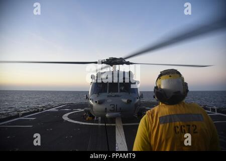 Océan (Aug. 29, 2018) Maître de Manœuvre 3 Classe Jauregui Gerardo, de Panorama City, en Californie, diriger un hélicoptère MH-60S dans le poste de pilotage à bord du croiseur lance-missiles USS Vella Gulf (CG 72). Vella Gulf est actuellement en cours d'essais en mer dans l'océan Atlantique. Banque D'Images