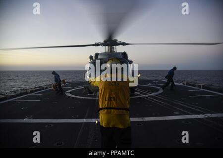 Océan (Aug. 29, 2018) Maître de Manœuvre 3 Classe Jauregui Gerardo, de Panorama City, en Californie, diriger un hélicoptère MH-60S dans le poste de pilotage à bord du croiseur lance-missiles USS Vella Gulf (CG 72). Vella Gulf est actuellement en cours d'essais en mer dans l'océan Atlantique. Banque D'Images