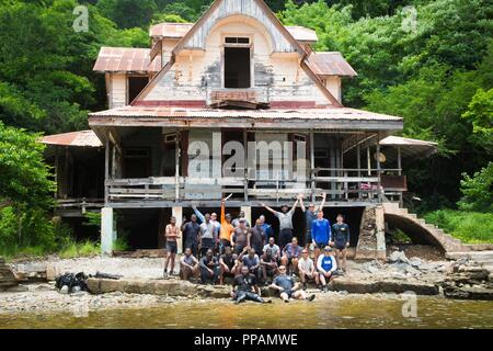 Les plongeurs de la Marine américaine affecté à l'unité mobile de récupération et de plongée (MDSU) 2 et de Trinité-et-Tobago membres de l'équipe de plongée de la Garde côtière canadienne posent pour une photo de groupe à Port of Spain, Trinidad, 17 août 2018 Partenariat sud durant 2018. Station Partenariat sud Station est un U.S. Southern Command-parrainé et U.S. Naval Forces Southern Command/U.S. 4ème flotte-effectué déploiement annuel axé sur les échanges d'experts en la matière et de renforcer les capacités des partenaires dans une variété de disciplines comme la médecine, la construction et les opérations de plongée dans les Caraïbes, en Amérique centrale et du Sud. Banque D'Images