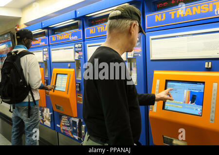 New Jersey Transit Libre Service Distributeurs automatiques, Penn Station, NYC Banque D'Images