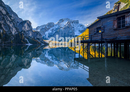 Boat House avec Croda del Becco, Seekofel, reflétée dans le lac en automne, lac de Braies, Lago di Braies, Pragser Wildsee, Province de Bolzano Bozen, Province Banque D'Images