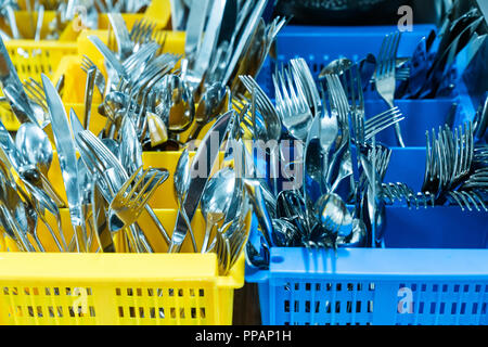 L'argenterie et coutellerie en ocntainer palstic colorés dans un restaurant industrielle cuisine propre et frais hors du lave-vaisselle Banque D'Images