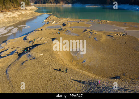 Lac de stockage dégonflé avec touristes en hiver, le lac de Sylvenstein, Isartal, Lenggries, Haute-Bavière, Bavaria, Germany, Europe Banque D'Images