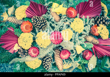 Décoration de fleurs sèches dans le cimetière à la Toussaint en temps d'automne Banque D'Images