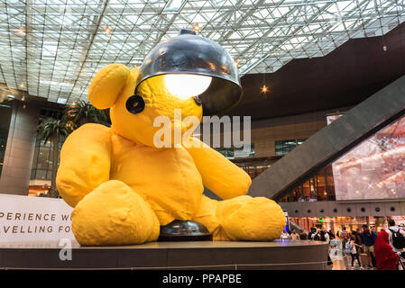 Doha, Qatar - 4 mai 2018 : La grande lampe jaune ours au milieu du terminal à l'Aéroport International Hamad, Doha, Qatar. Banque D'Images