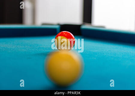 Boule de billard sur table surface bleu Banque D'Images