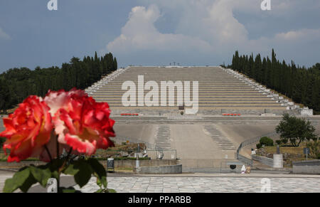 Redipuglia, rendez-vous, de l'Italie - le 3 juin 2017 : Roses et le Redipuglia War Memorial est un ossuaire militaire de la Première Guerre mondiale dans la région de Frioul-Vénétie Julienne Région du Nord Banque D'Images