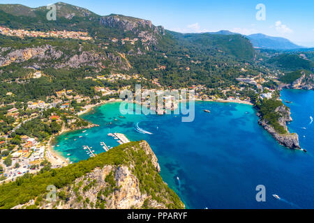 Sur la baie de Paleokastritsa Corfou, Grèce, l'archipel Ionienne Banque D'Images