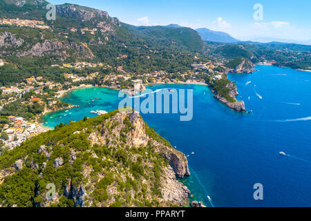Sur la baie de Paleokastritsa Corfou, Grèce, l'archipel Ionienne Banque D'Images