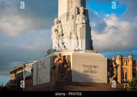 Monument de la liberté à Riga, vue au coucher du soleil de la sculptures de granit et de frises situées à la base du monument de la liberté en centre-ville de Riga, Lettonie. Banque D'Images