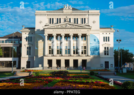 Opéra de Riga, vue sur le jardin et parc Strulaka vers la façade néoclassique de l'Opéra de Riga, Lettonie Construction. Banque D'Images