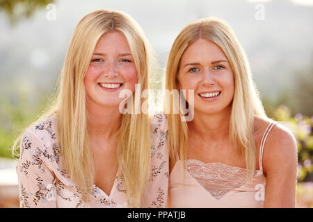 Portrait de deux amies s'amuser en vacances ensemble Banque D'Images