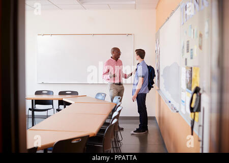 Tuteur de l'école secondaire de parler avec des étudiants de sexe masculin après la classe Banque D'Images