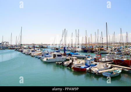 Bateaux de pêche dans le port de Corralejo Banque D'Images