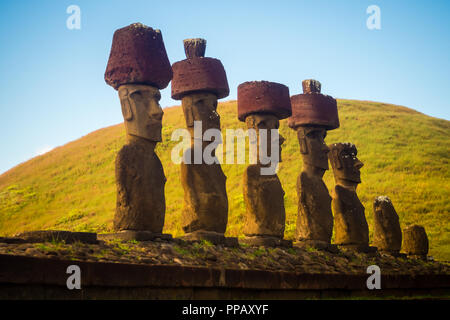 Moais de l'ahu Nau Nau dans la plage de Anakena dans l'île de Pâques, Chili Banque D'Images