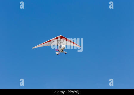 Ultralight trike planeur dans le ciel bleu Banque D'Images