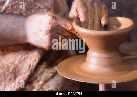 Ouvrage de la poterie poterie sur roue. Banque D'Images