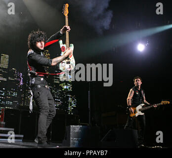 Billie Joe Armstrong (L) et Mike Dirnt avec Green Day produisent en concert à l'American Airlines Arena de Miami, le 4 août 2009. Banque D'Images