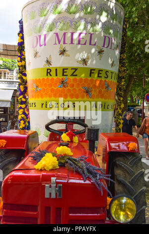 Tracteur décoré sur le festival annuel du miel de lavande à Riez, Provence, France, département des Alpes-de-Haute-Provence Banque D'Images