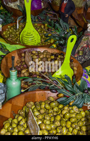 Présentation de produits régionaux, les olives de la Provence avec des herbes, l'huile d'olive, olive branche décoration, riez, France, marché Banque D'Images