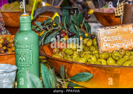 Présentation de produits régionaux, les olives et l'huile d'olive avec des herbes de Provence, la décoration avec de branches d'oliviers, d'Olonne, France, marché Banque D'Images